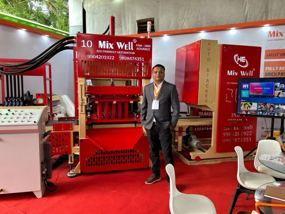 Working mechanism of fly ash brick making machine